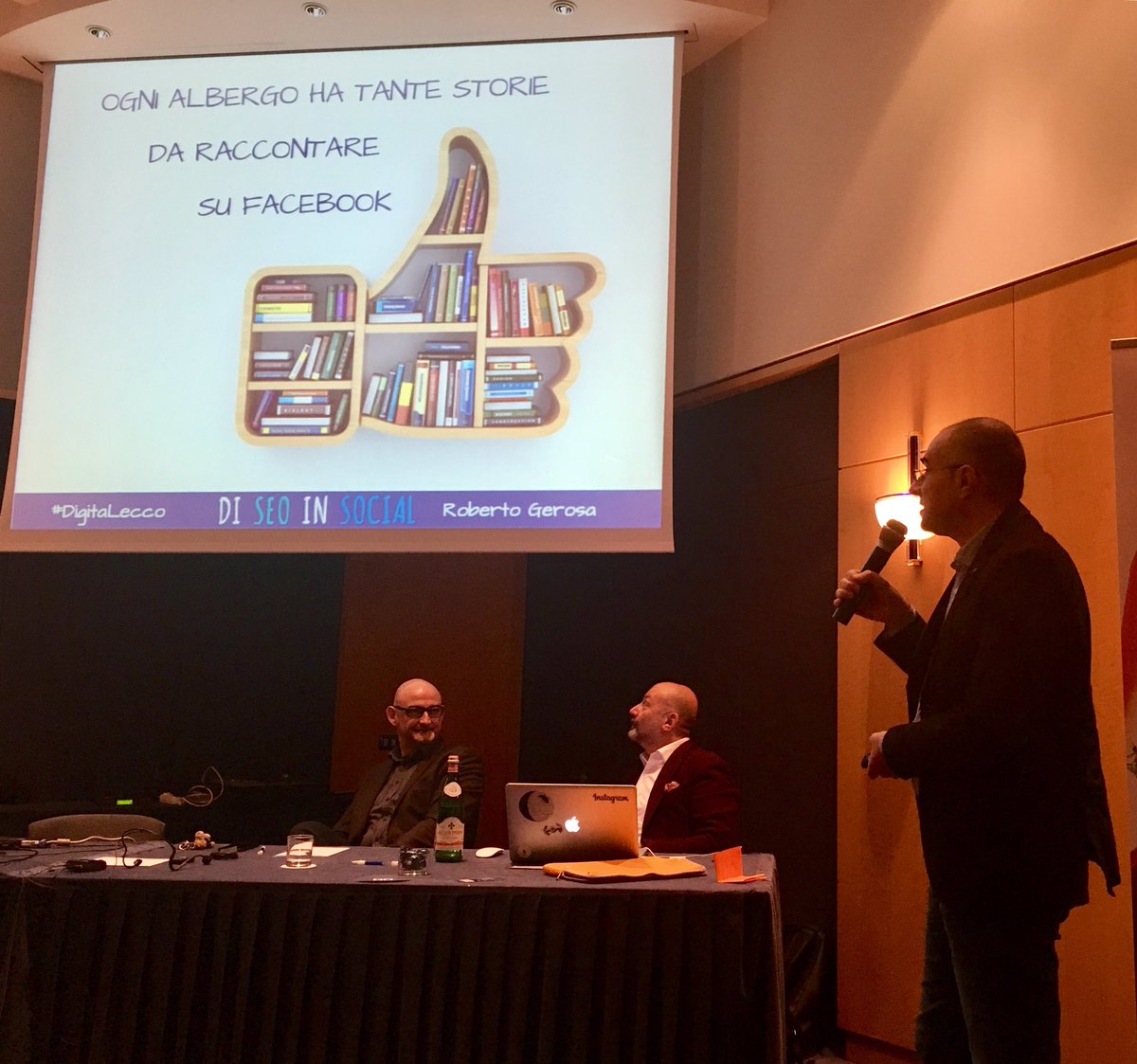 MonicaRossetti's tweet photo. @GerosaRoberto al #DigitaLecco ci insegna a utilizzare #Facebook con il #Turismo https://t.co/ZItwPnjJ2u