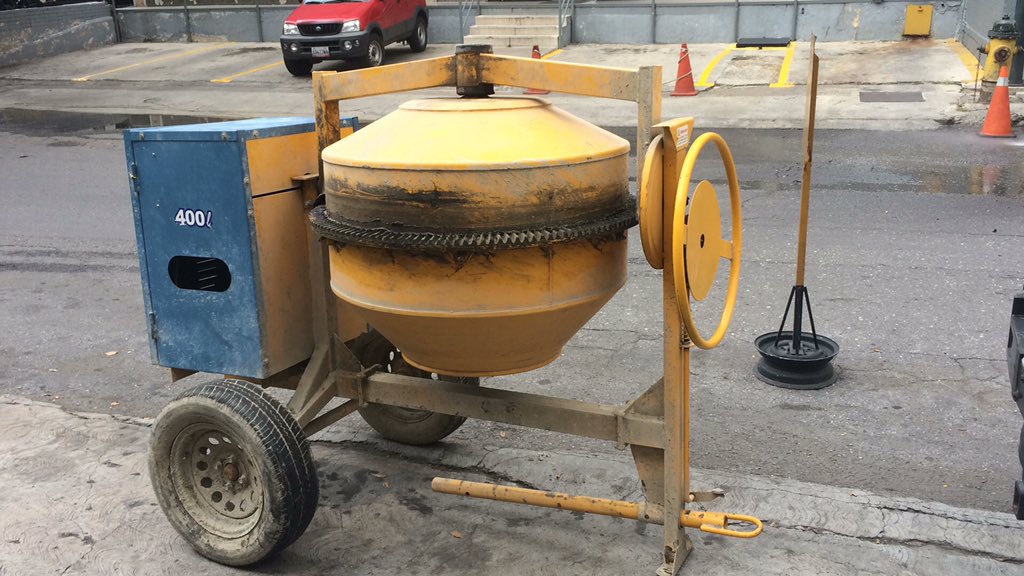 grupoOB's tweet photo. Trompo mezclador de concreto de 2 sacos. Alquiler en caracas. https://t.co/kwwX28xv7x