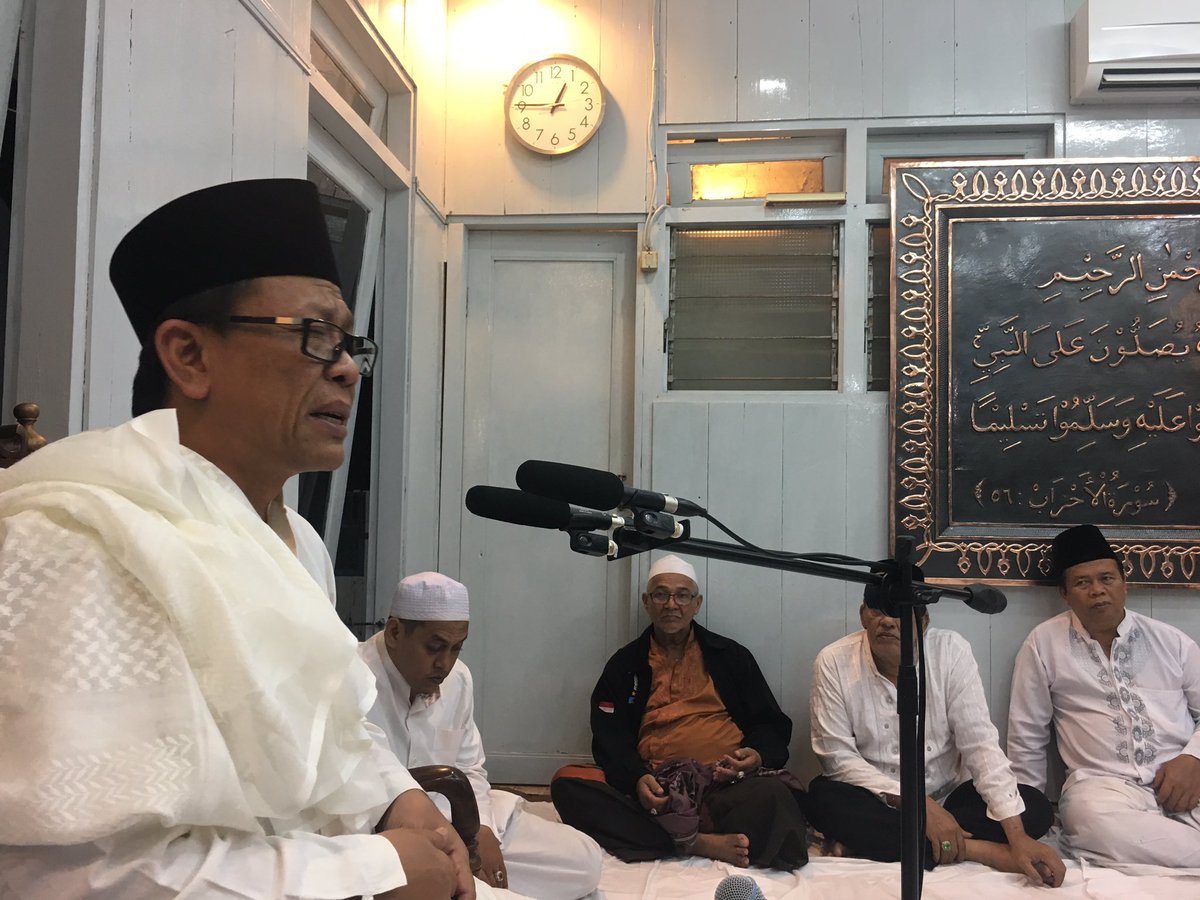 Kadir_Karding's tweet photo. Kh Munif,seseorg bertny pd nb Khaidir knp engkau berkenan menemuiku? Nb Khaidir jwb krn engkau tlh memuliakan ibumu @nu_online @nu_mengaji @ https://t.co/56hCcI2BF2