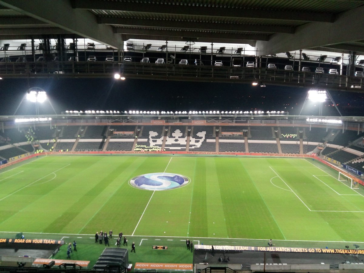LeonWobYP's tweet photo. Hull v Man United tonight #fivelayers https://t.co/7oJ94hLmcX