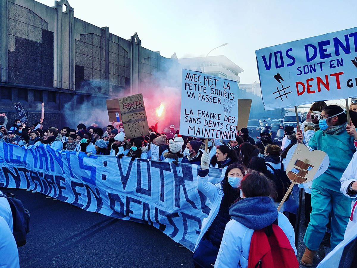 AnneDurin's tweet photo. VOS DENTS SONT EN DANGER
les étudiants dentistes bloquent le périphérique pour dénoncer !!!!
#DENTger @MarisolTouraine https://t.co/I4WxHrm3pk