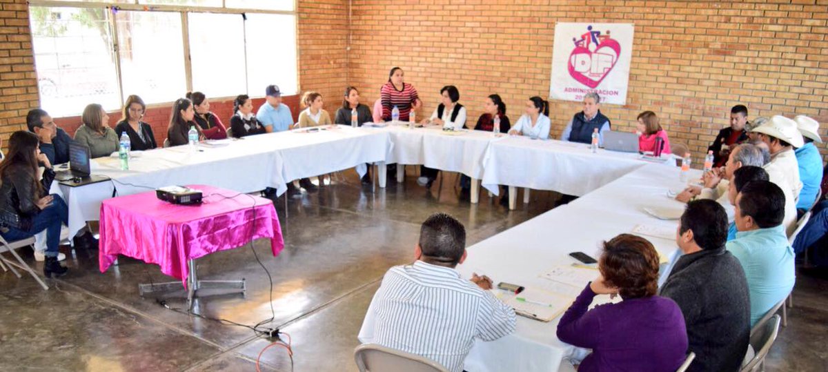 Gabyoss's tweet photo. Analizamos con directores municipales plan de trabajo para este año 2017 #PlanMunicipalDeDesarrollo #Nava #JuntosHacemosMás @rubenmoreiravdz https://t.co/2owoRrRQpo
