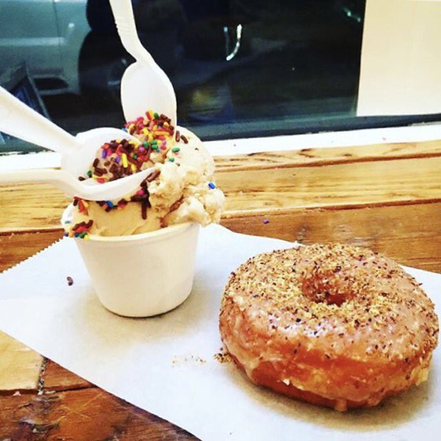 3littlebirdsnyc's tweet photo. Doughnuts and ice cream! Grab a scoop at @DunWellDoughnut in the East Village 🤤 | 📷 #vegan #veganicecream #donutsundae #dunwell #3lbnyc https://t.co/LOyKAMux07