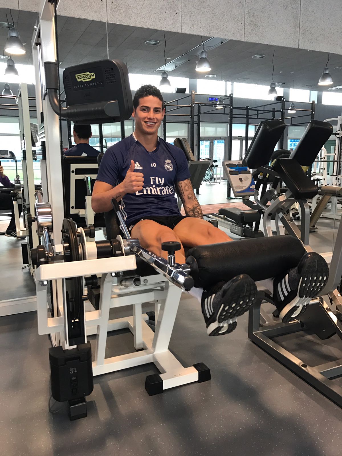 C3Hd7K6XcAUdrEK.jpg:large