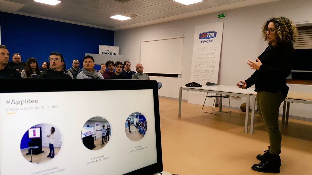 La presidente di <a href="/youthub/">youthub</a> <a href="/TamaraManuele/">Tamara Manuele</a> presenta l'associazione alla platea partecipante del #GBGLab! Tutti al prossimo #AppIdee!