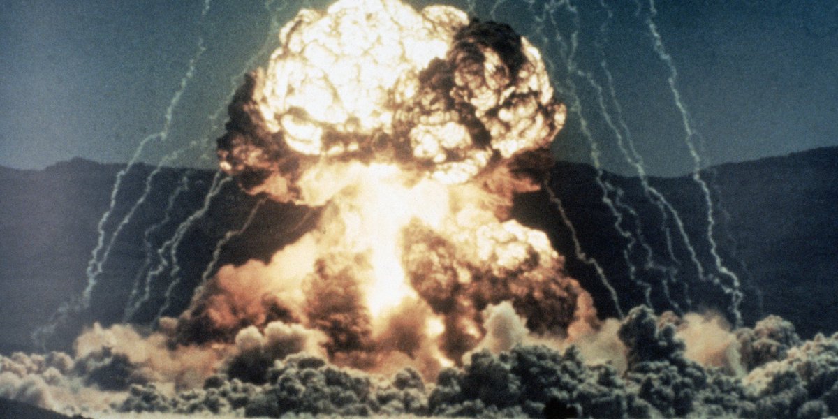 HuffPost's tweet image. The "Doomsday Clock" is now 30 seconds closer to midnight -- the hour symbolizing global catastrophe huff.to/2kxkXRu