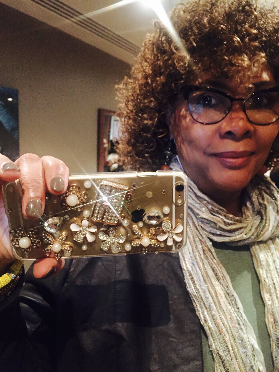 And this is how LEGEND <a href="/JulieDash/">JulieDash</a> blings out her phone 👌🏿👌🏿👌🏿