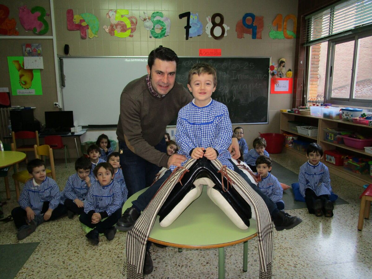 HuelgasReales's tweet photo. El papá de Rodrigo es guarnicionero. Hasta probamos la montura. https://t.co/hkpLTPtTng