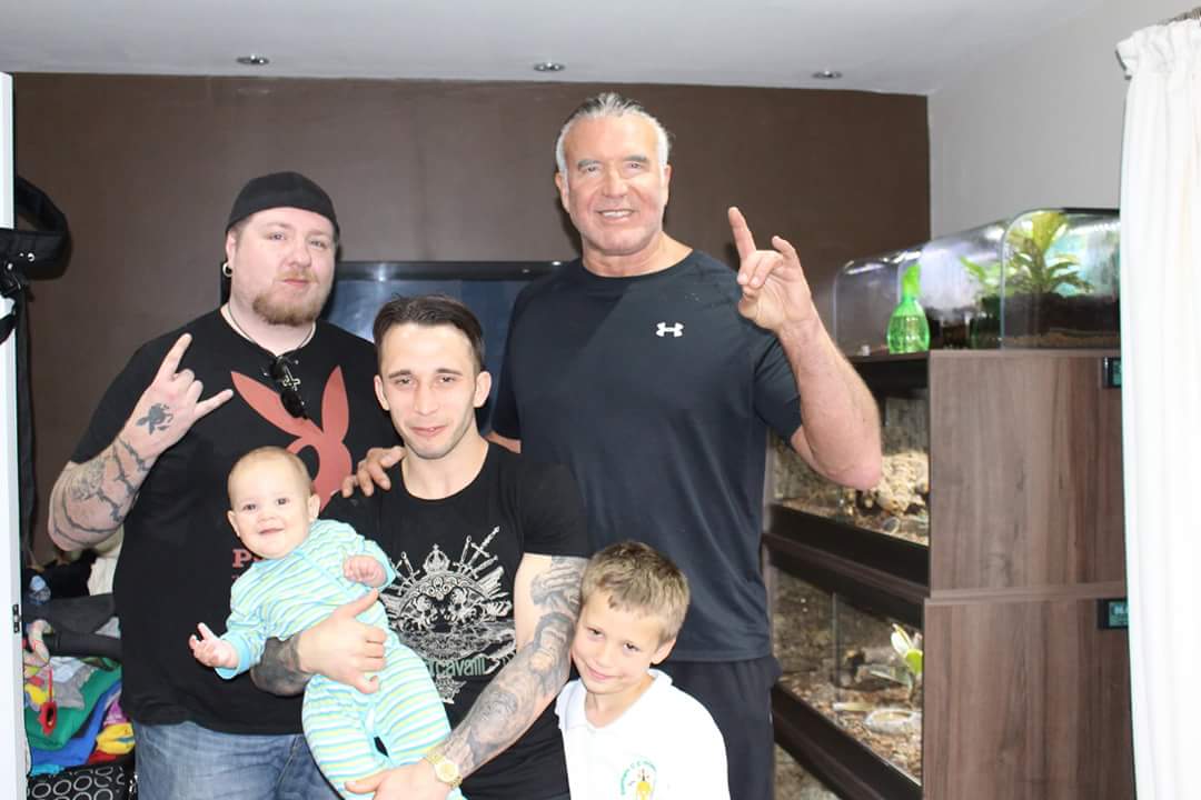 SamKneeHEW's tweet photo. That day @SCOTTHALLNWO met my friend Chris Saunders and family! #razorramon #morningstar #family #VincitQuiSeVincit #wwe #waw #epic https://t.co/m0qFezh7Z6