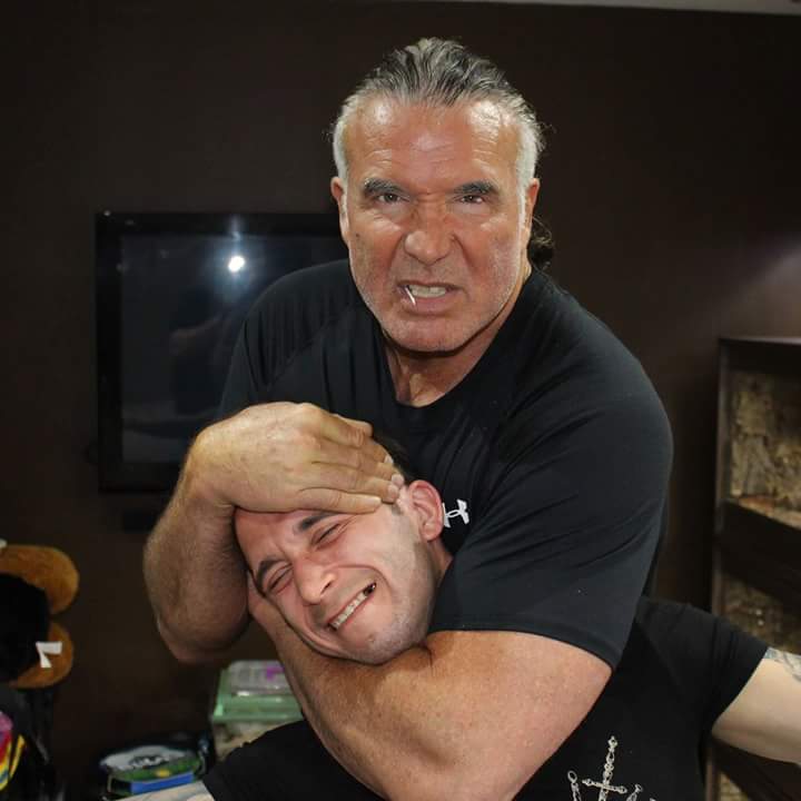 SamKneeHEW's tweet photo. That day @SCOTTHALLNWO met my friend Chris Saunders and family! #razorramon #morningstar #family #VincitQuiSeVincit #wwe #waw #epic https://t.co/m0qFezh7Z6