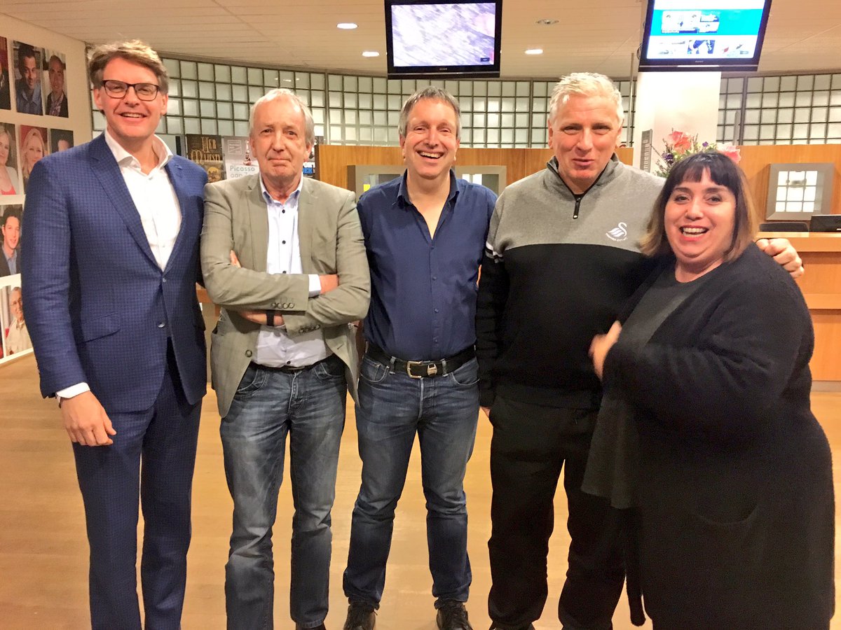 Laatste donderdag van de maand! 'De maand door met <a href="/TjeerdSpoor/">Tjeerd Spoor</a>' op Radio West: <a href="/robbertwillems/">Robbert Willems</a>, @JosHeymans, <a href="/johnvanzweden/">John van Zweden</a> en <a href="/FatimaFaid/">Fatima Faid</a>.