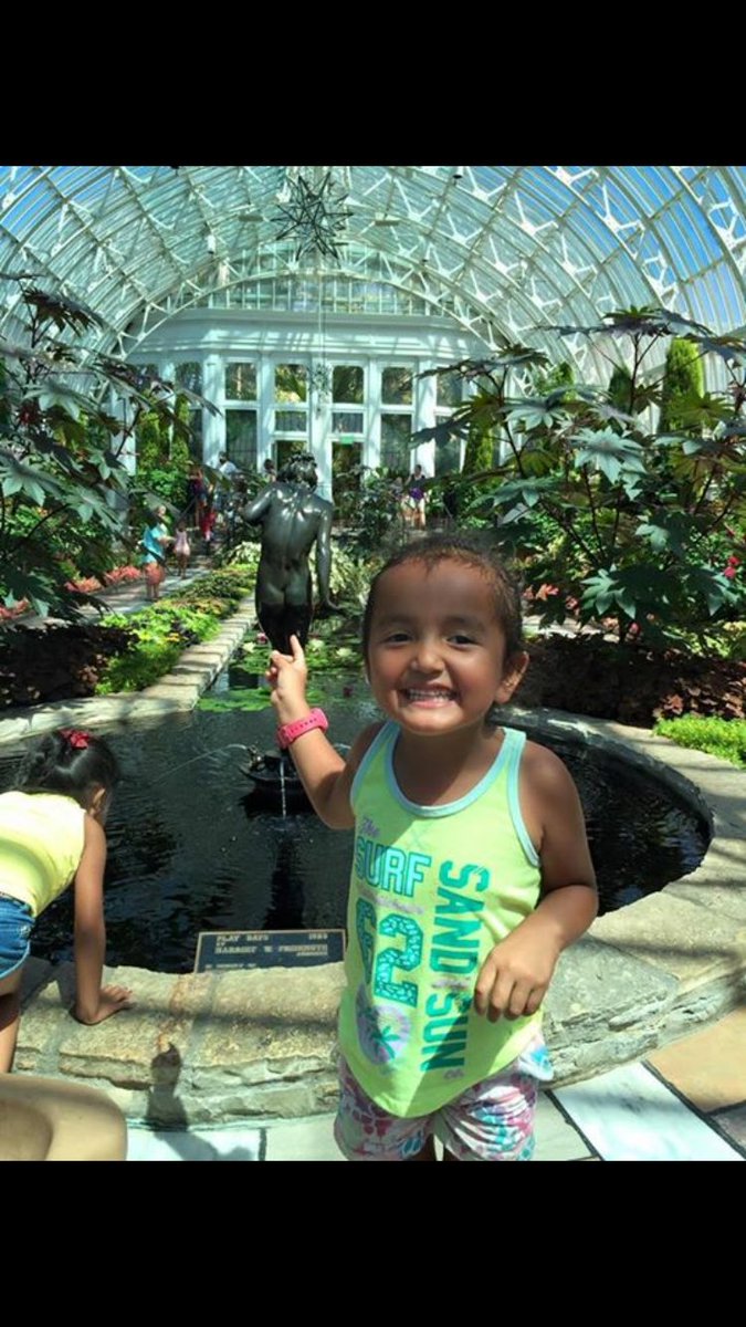 AzurePanzu's tweet image. Lil sister: Brutha look
Me: What am I loookin...