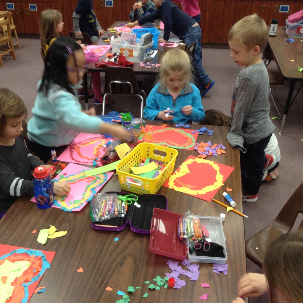 MrsRussosclass's tweet photo. Fine motor fun - torn paper hearts! https://t.co/r7kM57ShnO
