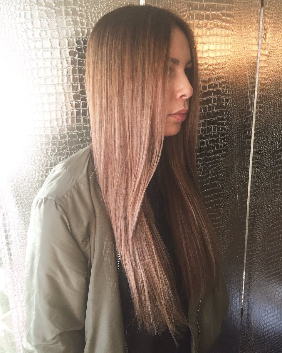 Blended out this contrasting Ombré 
•
•
Colour/ Cut by Alana <a href="/a/">Ani</a>.dkstylist
#balayage #handpaint #beautifulhair  #dkenvy