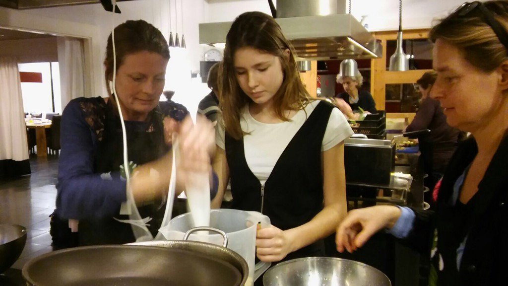 GADgooienvecht's tweet photo. Workshop koken met restanten van @EkoPlaza voor deelnemers aan 100 dagen #afvalvrij. Leuk, lekker en leerzaam! https://t.co/EpqKIt93hy