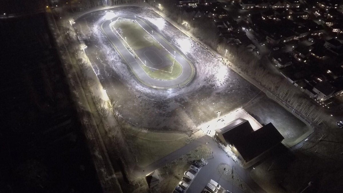DeIJsbaan's tweet photo. Prachtige foto van @BennyBreman  #ijsbaan #dronefoto https://t.co/invVb5t2tm