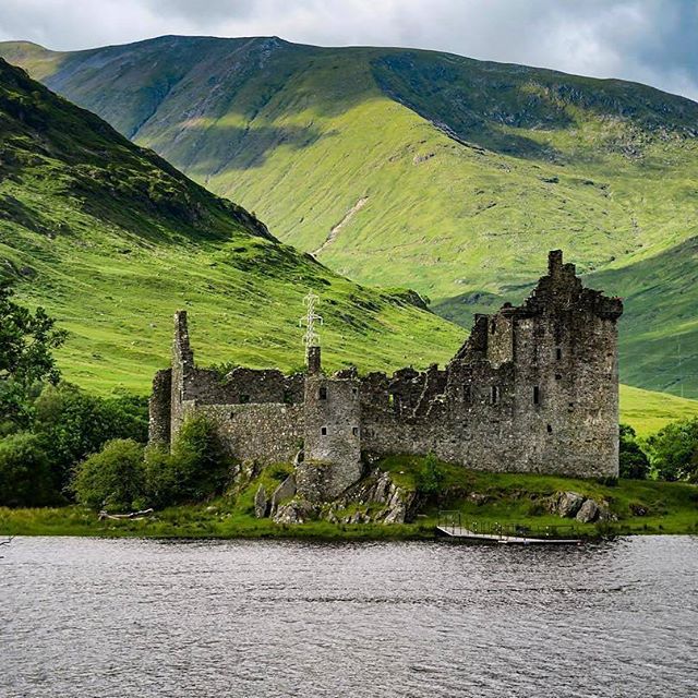 Kilchurn #Castle looking picturesque! 😍 What is your favourite #Scottish castle? 🏰 #HHA2017 📷 IG/travelswithakilt