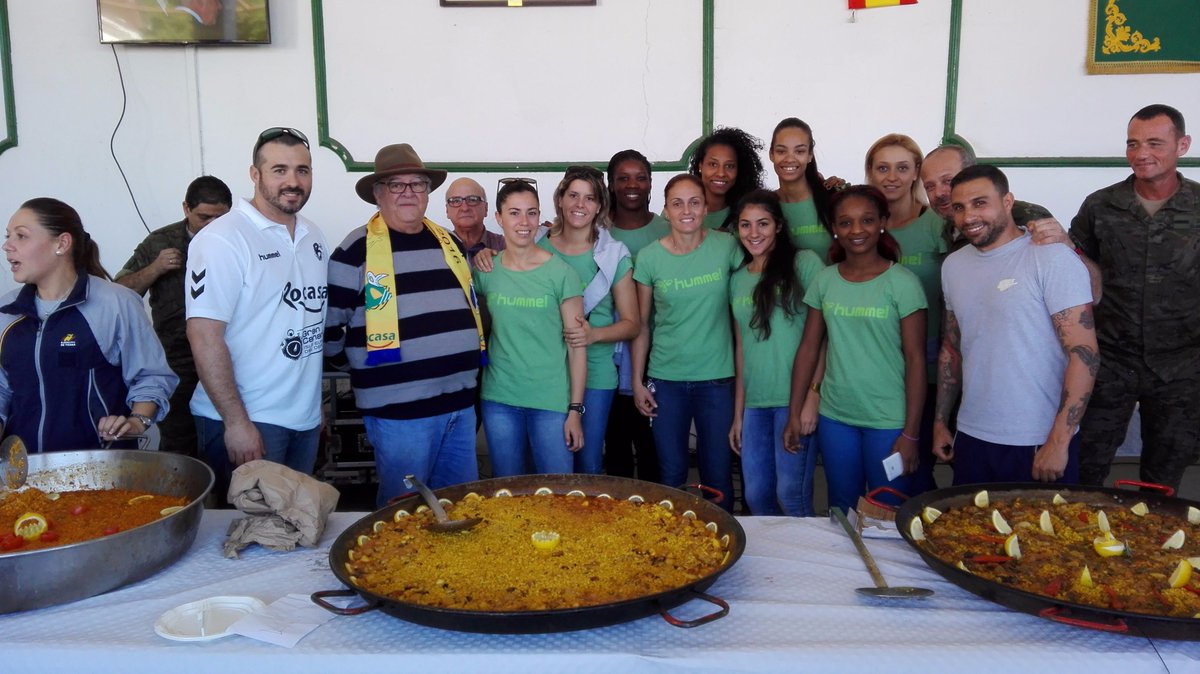 TeldeActualidad's tweet photo. Las jugadoras del #Rocasa, madrinas castrenses de la #BRILCAN; #Telde #GranCanaria https://t.co/pP94lt5eim https://t.co/GLtVxSqCEW