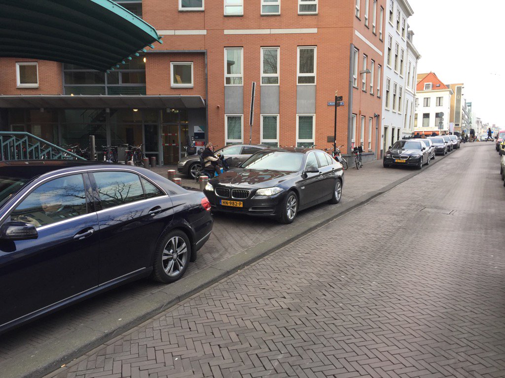 Fileparkeren met dienstauto's. Misschien kan <a href="/GemeenteDenHaag/">Gemeente Den Haag</a> hier eens handhaven?