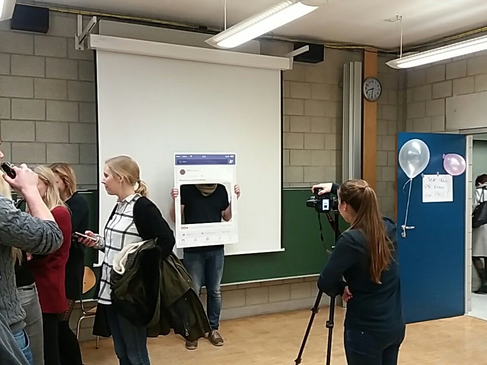 PR_in_Stuttgart's tweet photo. #PR Selfies auf der #medianight! Schaut vorbei in der @hdm_stgt in U32 https://t.co/vFpdxhdcGK