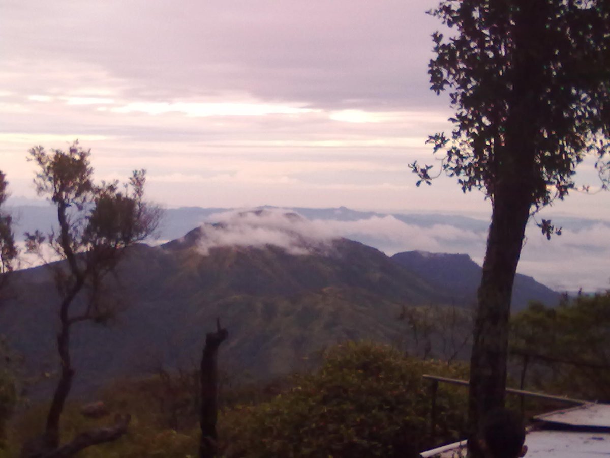 kotamagetan_'s tweet photo. #Muncak #CemoroSewu
#Sarangan #Magetan
#GunungLawu #Lawu #Pict6. View dari Pos 2 https://t.co/bo1La8nG1W