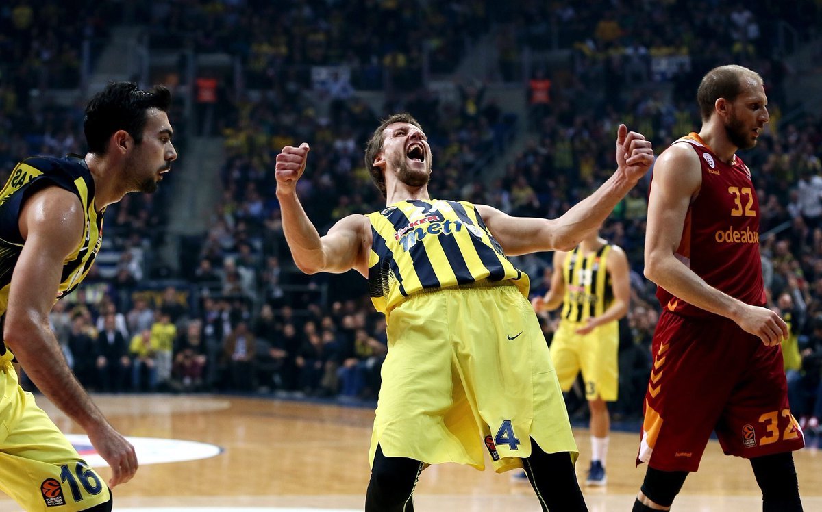Jan Vesely bir şeyler deniyor.