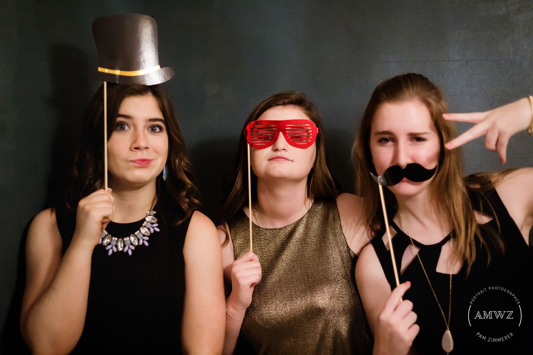 amwzphotography's tweet photo. To succeed in life, you need three things: a wishbone, a backbone and a funny bone.
Reba McEntire
#seniorportraits #chhs2018 #colleyville https://t.co/wIzl8A5fea
