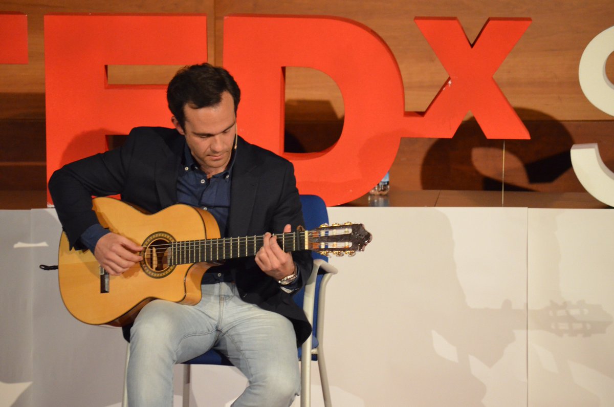 TEDxSEVILLA's tweet photo. Auditorio en pié con @CastoDominguez, la superación convertida en arte. ¡Gracias por esta lección de vida Casto! #TEDxSevilla https://t.co/LXytsyamJC