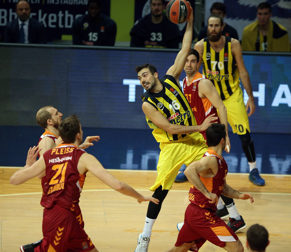 Fenerbahce's tweet photo. Mücadeleden Kareler! #FNBGSO https://t.co/Z7MEz1J3me