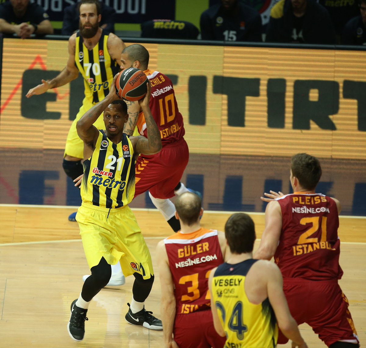 Fenerbahce's tweet photo. Mücadeleden Kareler! #FNBGSO https://t.co/Z7MEz1J3me
