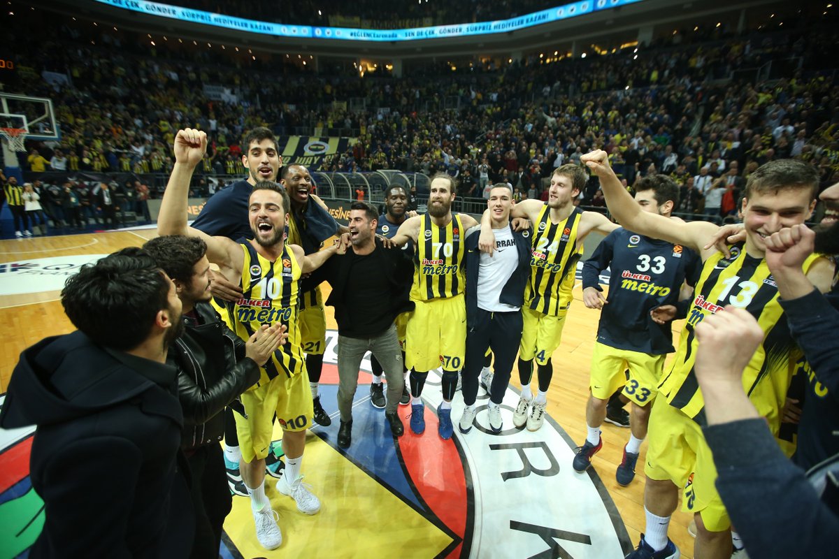 Ahadeli's tweet photo. Retweeted Fenerbahçe SK (@Fenerbahce):
Galibiyetten sonra Fenerbahçemiz! #FNBGSO https://t.co/Jf5lsMY3pz https://t.co/RPmLfOSCbX