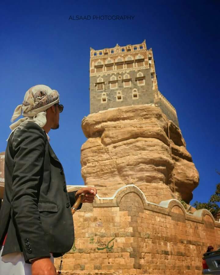 عندما تنظر الى دار الحجر
ارفع رأسك

ليس لعلوا المبنى
ولكن لتفخر بما صنعهٌ اجدادك اليمنيين