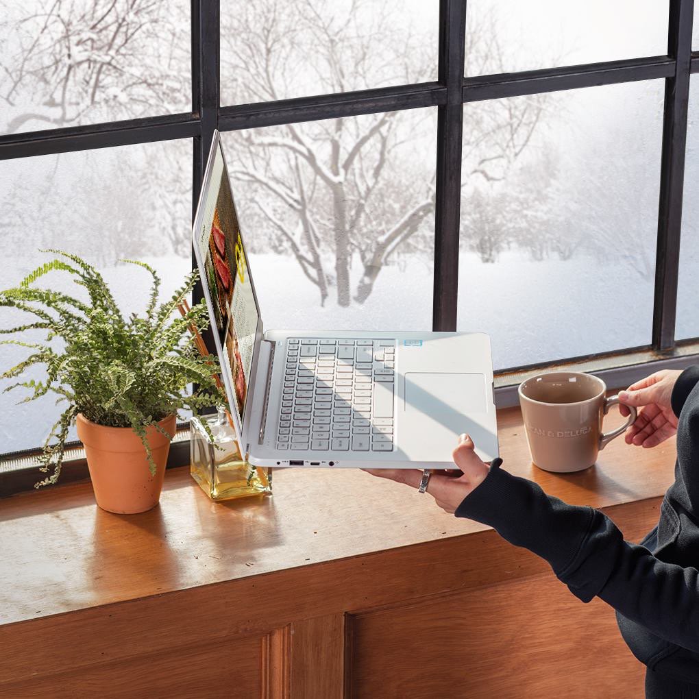 SamsungNotebook's tweet image. ❄+ ☕️+ 💻 = the perfect snow day. #Notebook9 #SamsungNotebook #laptop
