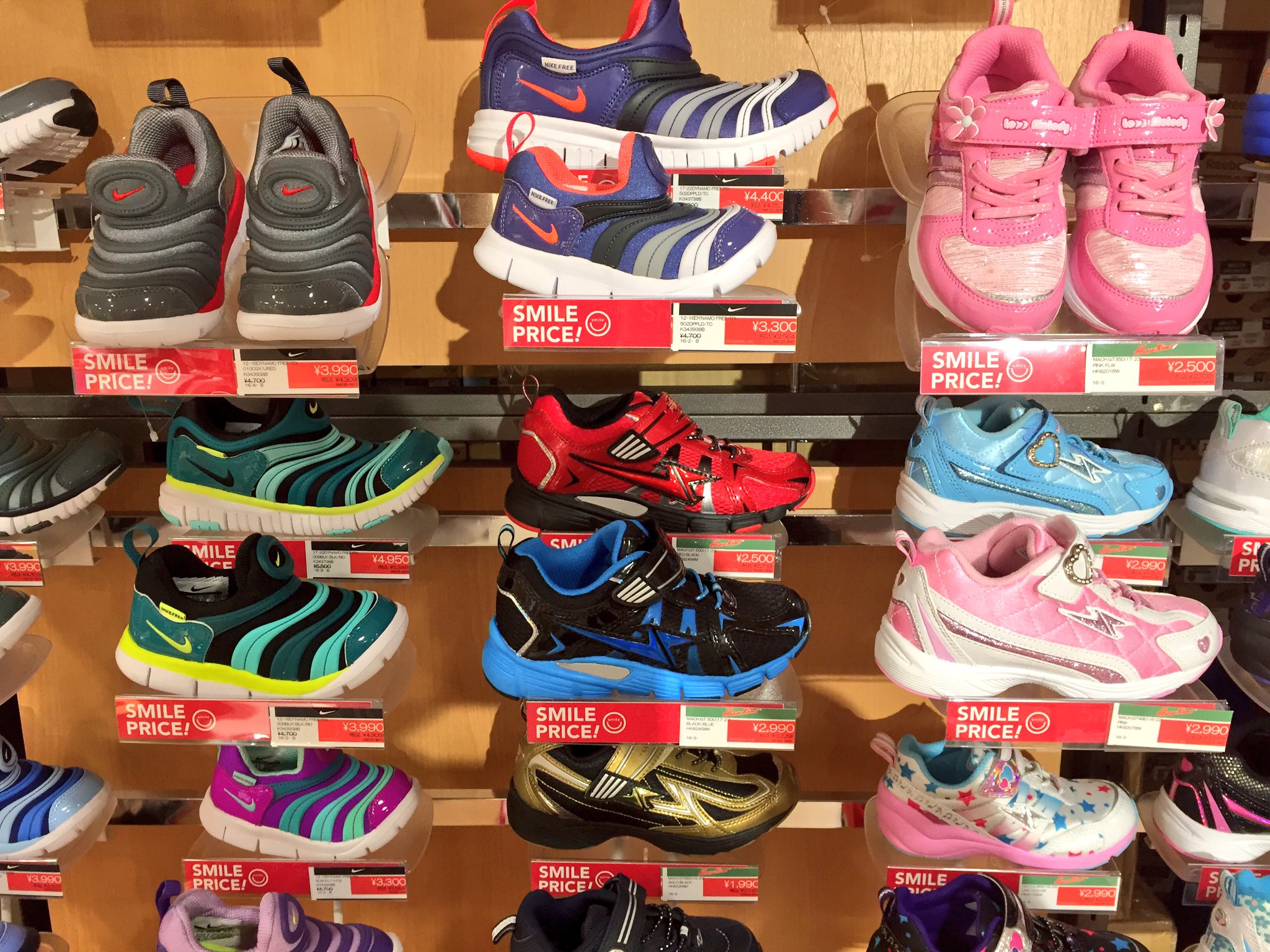 福岡parco 福岡パルコ Abcマートのアウトレットセールも目が飛び出るほどのびっくりプライス レディースも メンズもキッズも 素敵なスニーカーが揃っています こちらもお早めに っ 新館b2階で開催中です 地下鉄天神駅からスグですよ