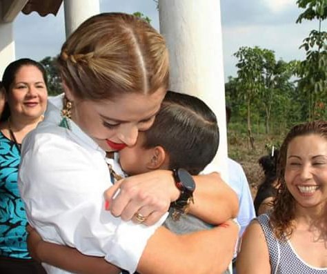 Cony_Mendoza1's tweet photo. @IvetteMurat 100% Corazón #EnFamiliaSíPodemos! https://t.co/KhSG1tYfNR