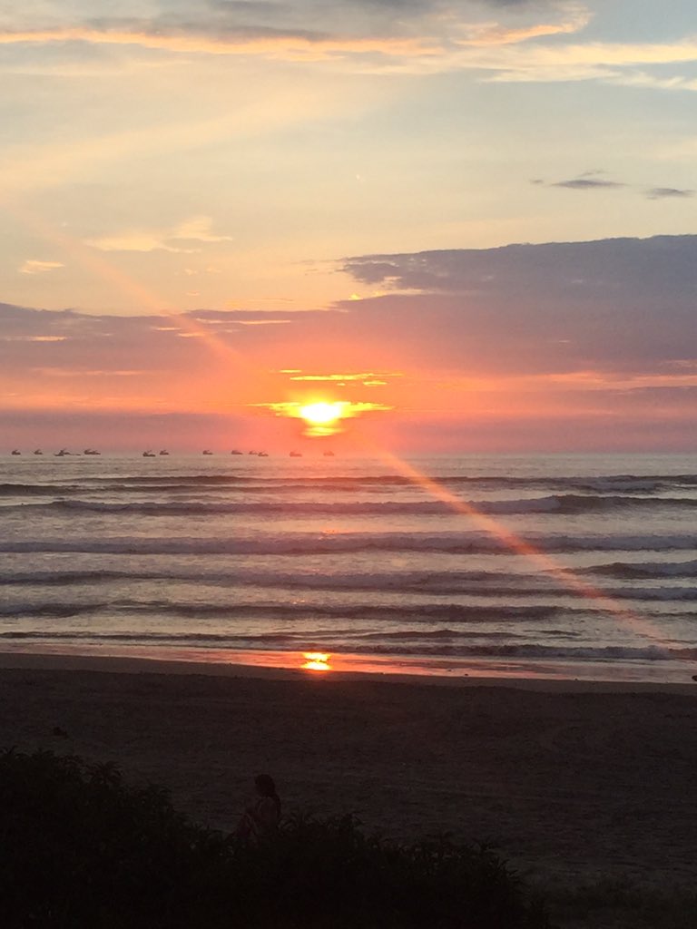 ViviRivasPlata's tweet photo. #maleconeando #sunset #sinfiltro #beachlife https://t.co/fPTLe4kyEH