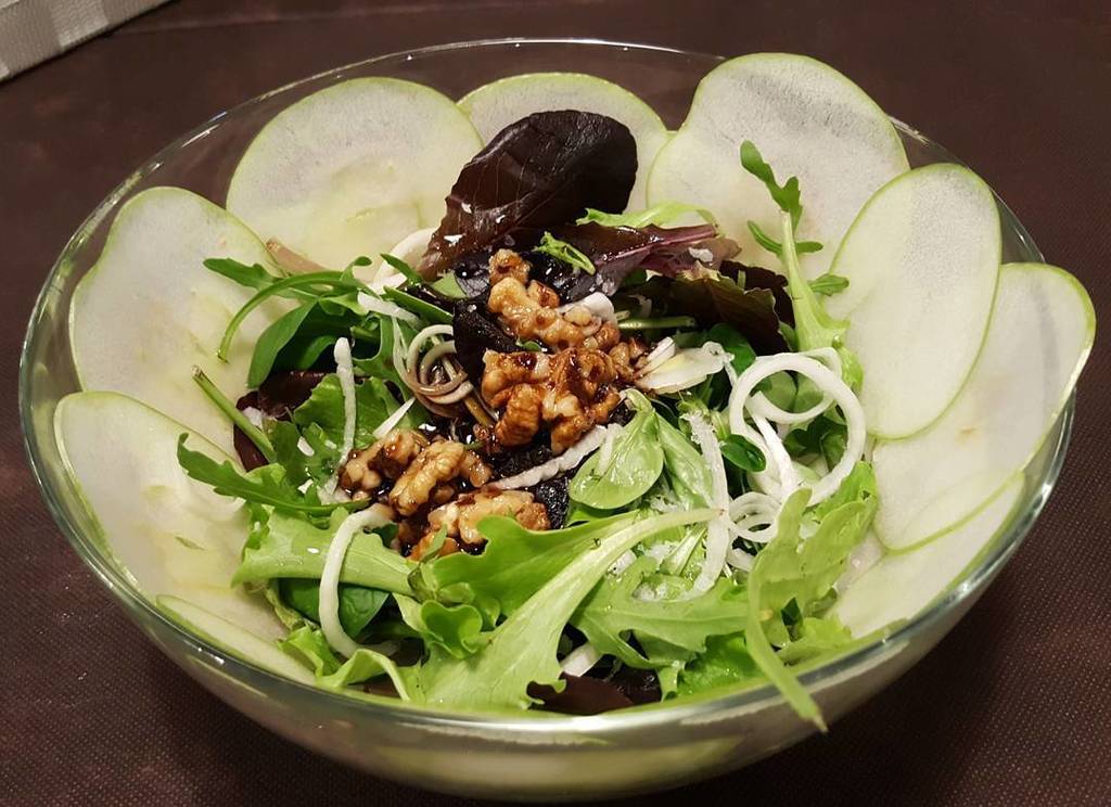 luma_net's tweet photo. Ensalada de manzana verde con gorgonzola y vinagreta de nueces en @a_contracorr https://t.co/JDwbuJX9uz