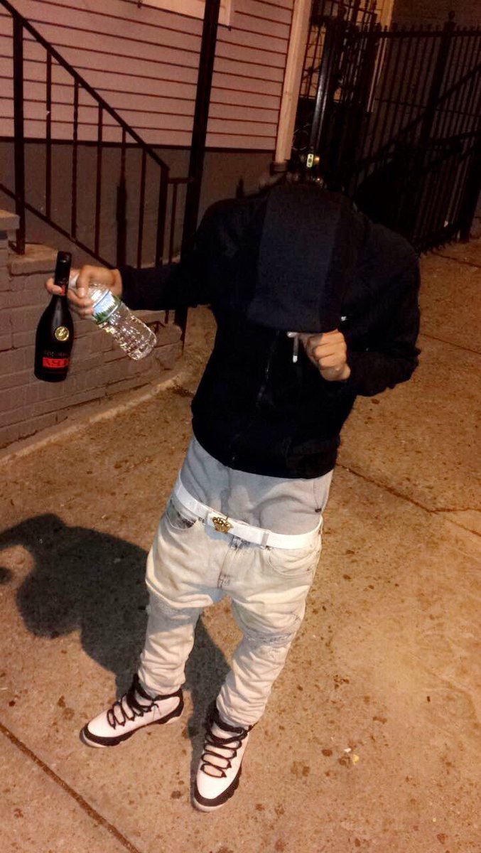 SB_babymonk's tweet photo. My paint falling even with a belt ( them bands to heavy) bitch #chasingbandz πΈπΈππ
https://t.co/0a6jrpoT0E