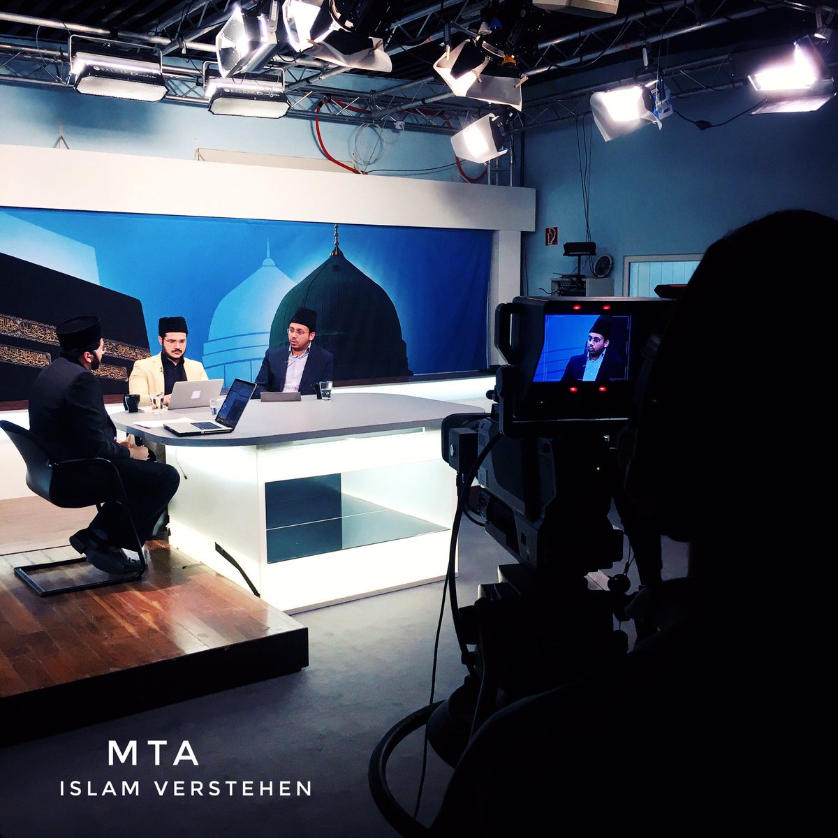 islamverstehen's tweet photo. Schaltet ein https://t.co/3COMzYTUSO gerade LIVE und auf Instagram Storys LIVE BEHIND THE SCENES https://t.co/SkGxRPzQUF