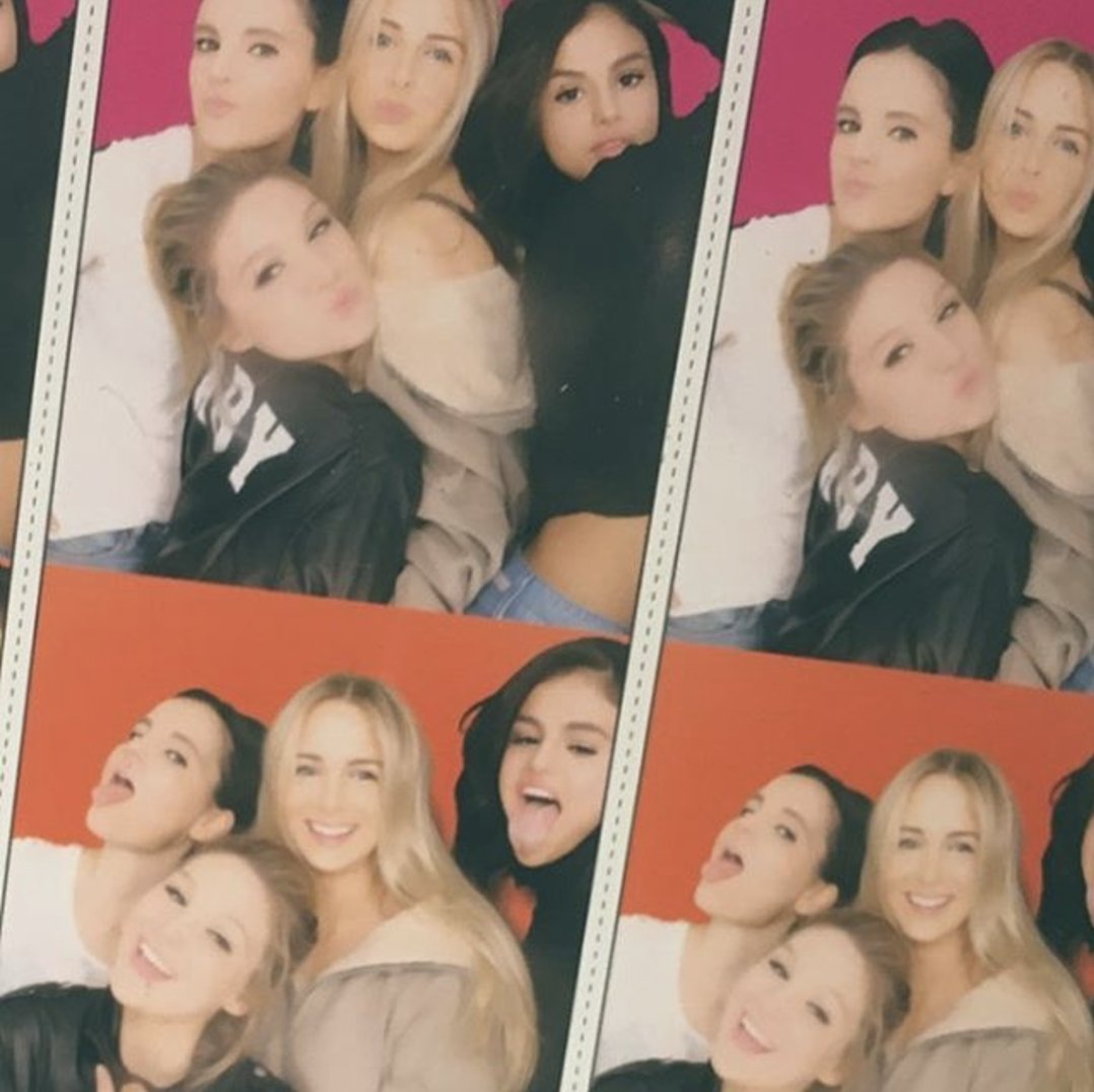 SelenaFanClub's tweet photo. Strike a pose, squad 📷 https://t.co/MisWgGl45F