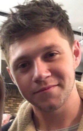 onedirectionCN1's tweet photo. Niall with new haircut and brunette 

I need oxygen 

#OneDBestFans https://t.co/oWQwvCv0n9