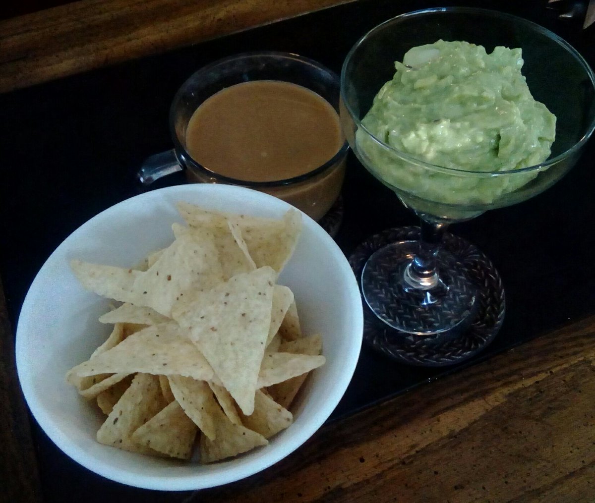 Kristyn_E_Start's tweet photo. #Organic #Vegan #Snacktime! #StudioKES #Guacamole w/ #WhiteTortilla #Chips. YAY!!! 😍 #ILikeMyFoodPretty https://t.co/iJKUOtCcOC