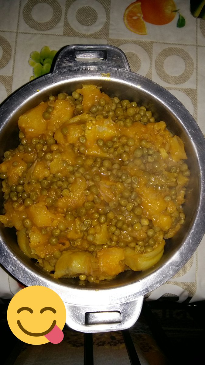 hakisaada's tweet photo. When u get home after running around all day #Kigali๐ ready to scoop ๐ local #food #matoke #ibitoki #amashaza #peas #Rwanda. #Karibu https://t.co/kid4Kzs4wk