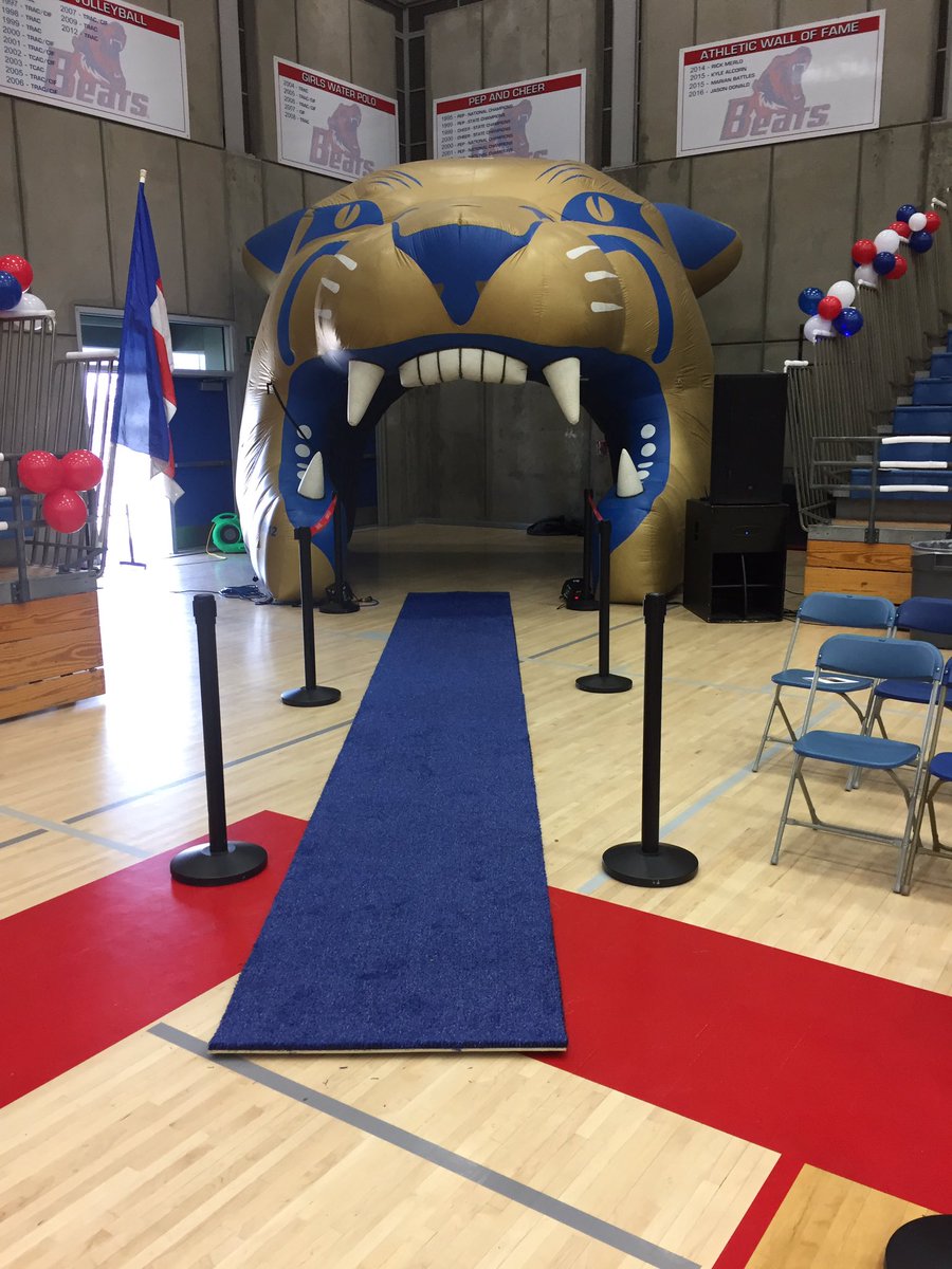 FloWrestling's tweet photo. This might be the baddest set up for a hs dual ever! Don't miss this epic battle between Clovis &amp; Buchanan tonight. https://t.co/EGUhOClCOo https://t.co/nRLtrmg6Up