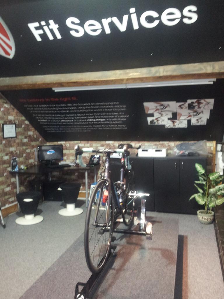 Huge thanks to Iain <a href="/ChevinCyclesLTD/">Chevin Cycles Group</a> for Bianchi refit tonight #frownycleatface :-)