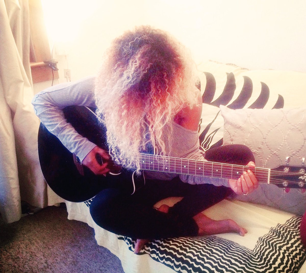 FaRbandUK's tweet photo. On Monday we'll be live @BannermansBar supporting @huweddy on their UK Tour.
Here's @fifigreasley working on a new song. #music #live #bands https://t.co/fA1PAxxpPp