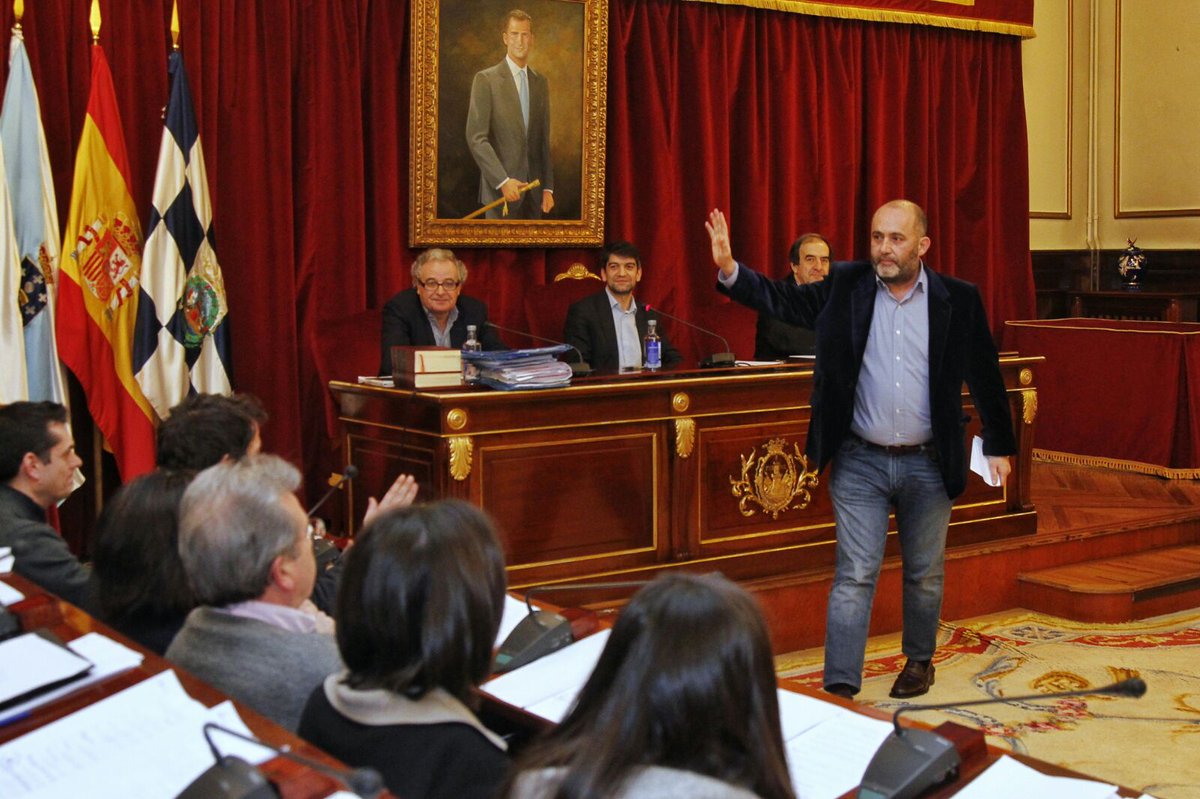 raulsalgado's tweet photo. Aplausos y elogios en la despedida del pleno de Ferrol a Guillermo Evia https://t.co/pWCtgq7RIX https://t.co/O6OuSchGKv