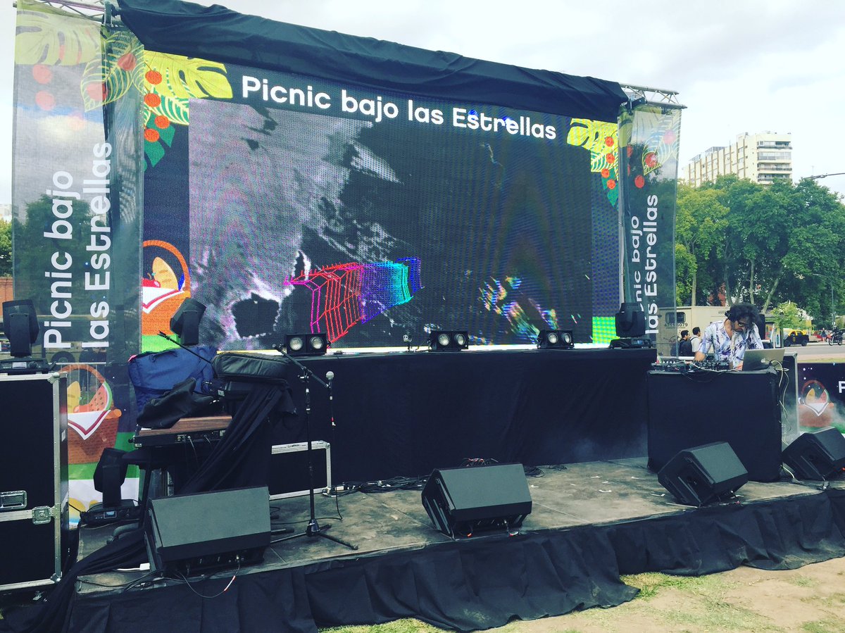 Empezando otro #PicnicBajoLasEstrellas. Los esperamos de 18 a 23hs en Barrancas de Belgrano!