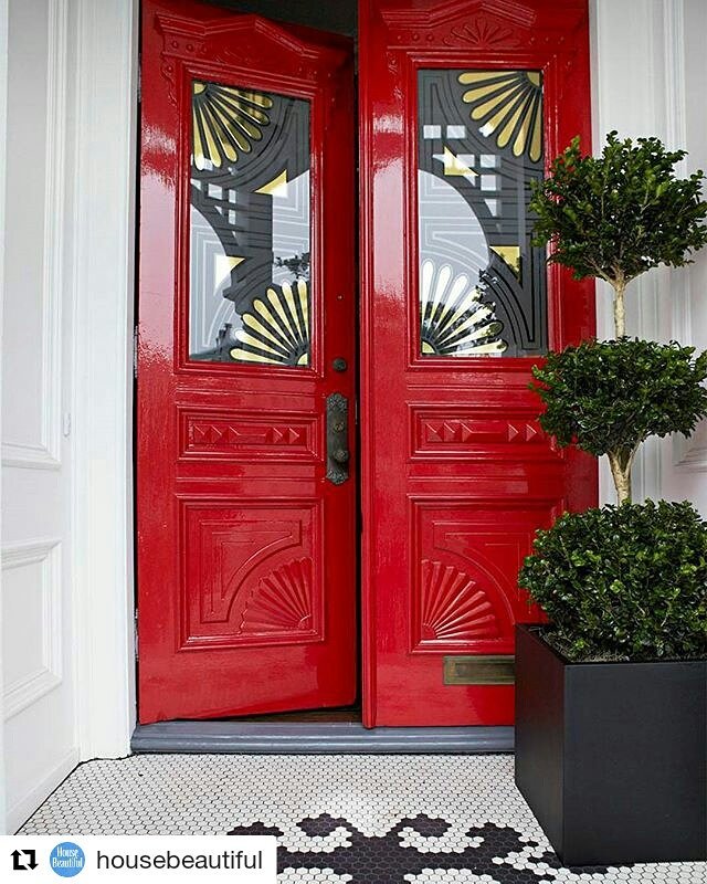 ClassandComfort's tweet photo. Come on in.
#homesweethome #reddoor #doortrait #stylishexteriors #entrygoals #DesignIsNotMyCareerDesignIsMyLifestyle https://t.co/lIxu0OEnBi