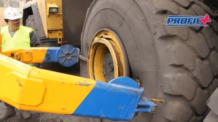 VIDEO: This is how you change a flat on an immense off-road dump truck bit.ly/1SK25fH